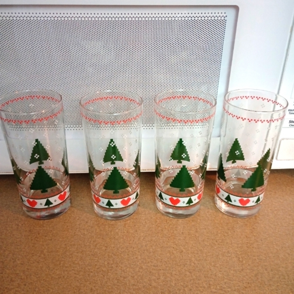 Set Of 4 Vintage Christmas Glasses